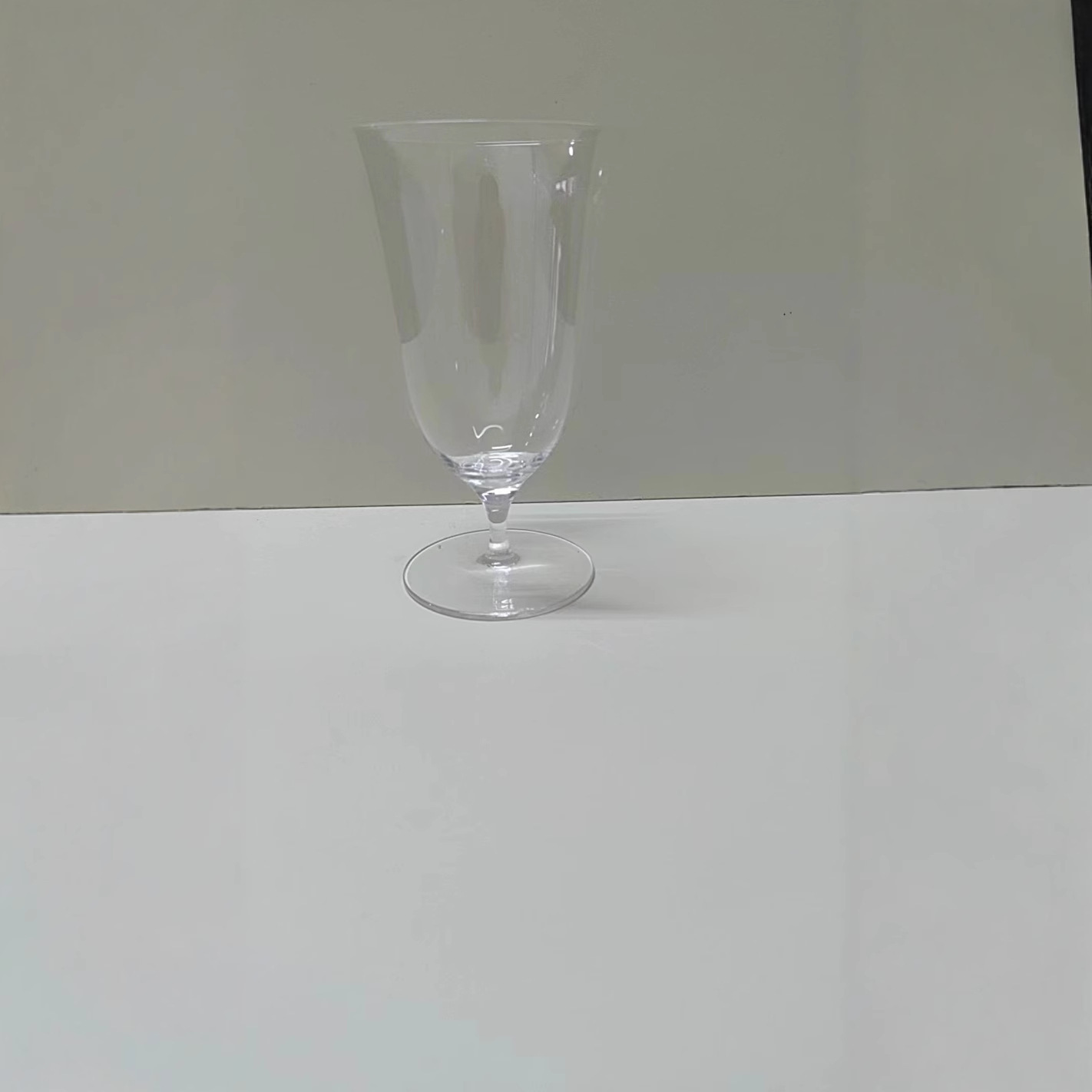 New Japanese cocktail cup, short leg ice hockey ball, Martini creative coffee sweet wine glass, glass water cup Application Scenario