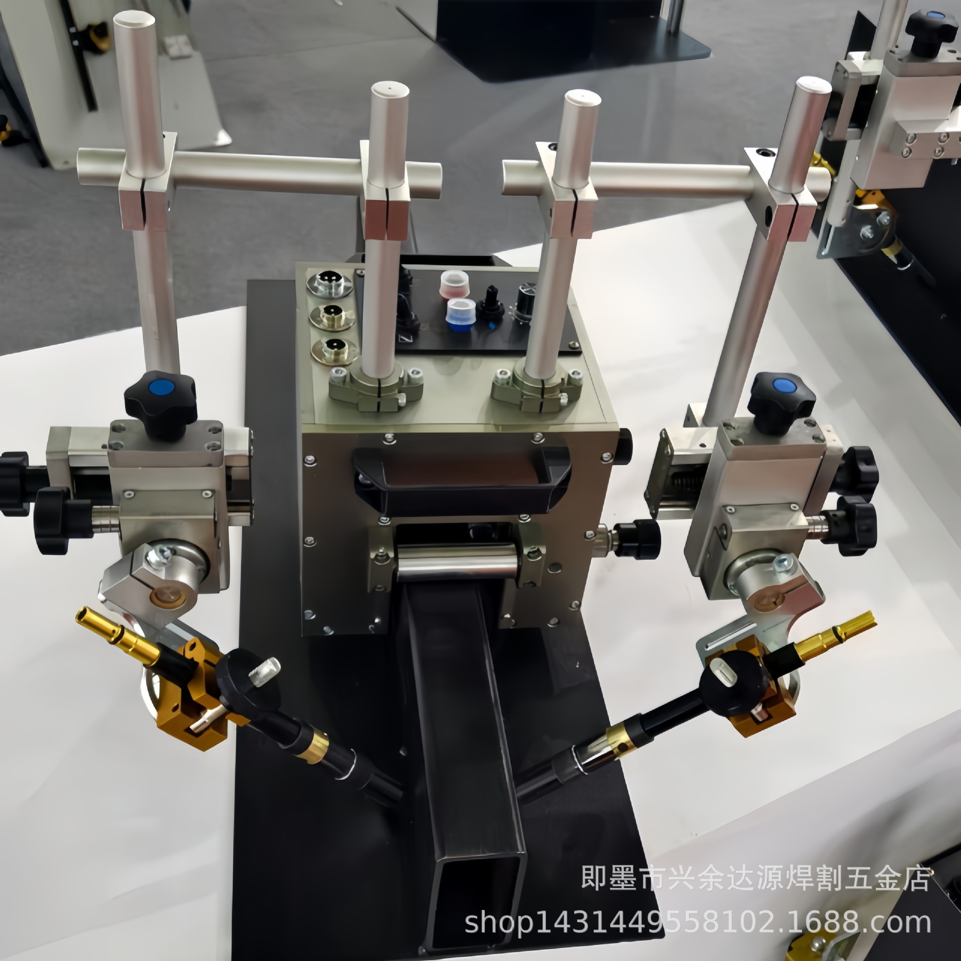 The small portable single-gun and double-gun fillet welding trolley for MIG welding and right-angle seam welding can run automatically Application Scenario