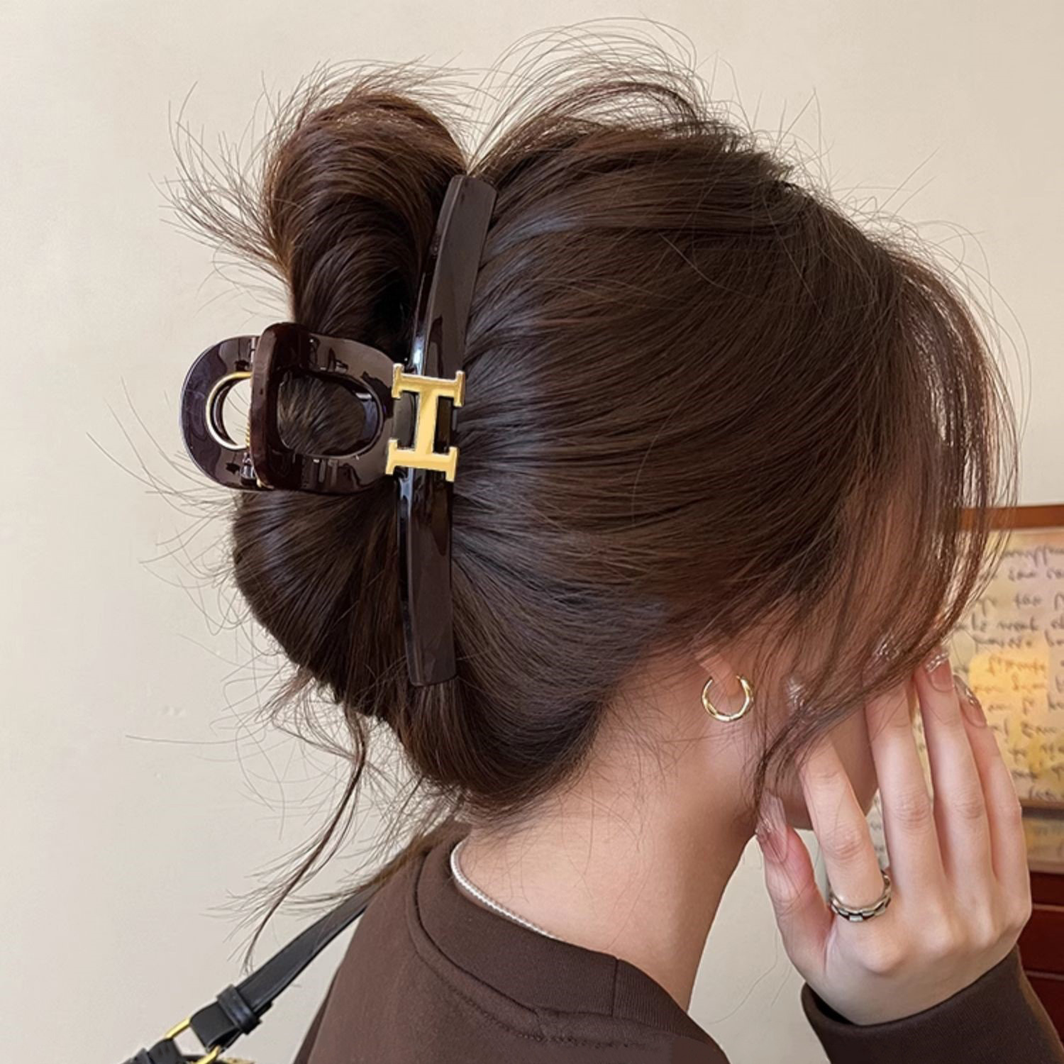 High-end large-sized hair clipper for women, 2025 new style, high-end feel hair clipper, large hair volume at the back of the head, shark clip hair accessory Application Scenario