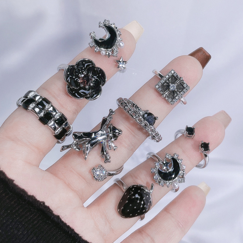 This is a dark and stylish open-top ring with a unique European and American style. It is a fashionable and light luxury index ring for women on Instagram full figure