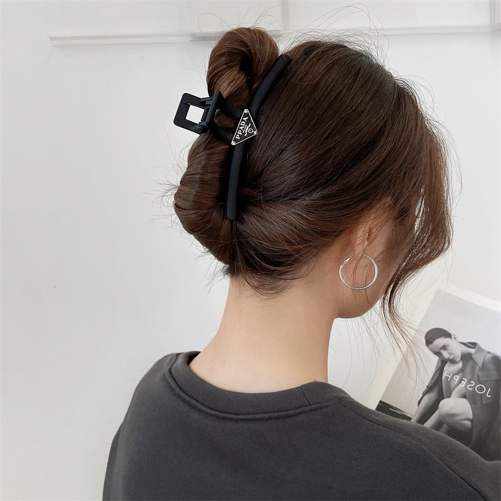 Black triangular letter P family hair clip for women, large size, high-end style, new simple and niche shark clip and claw clip hair accessory Application Scenario
