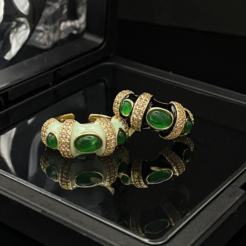 A light luxury and niche design, a court retro drip glaze imitation emerald open ring, a high-end, individualistic and cool ring for women Application Scenario