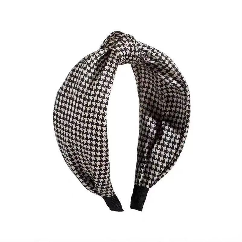 European and American wide checkered knotted hair bands, fabric hair pressing headbands, small chanel-style hair bands, versatile hair clips for girls going out Item Picture