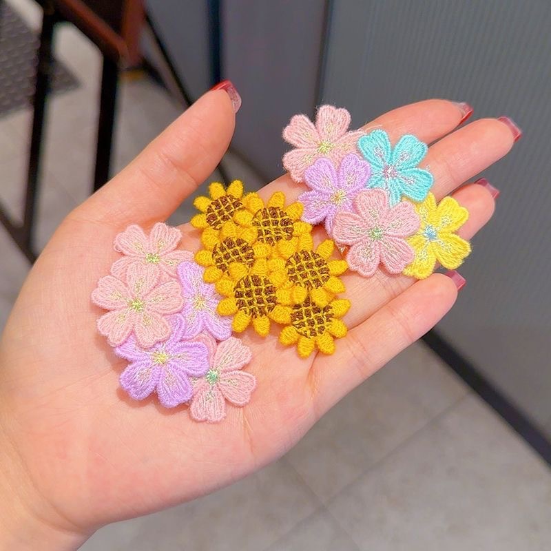 A sweet and colorful flower princess, a stylish little girl, with bangs on her forehead and a children's BB hair clip clip at the edge of her loose hair details Picture