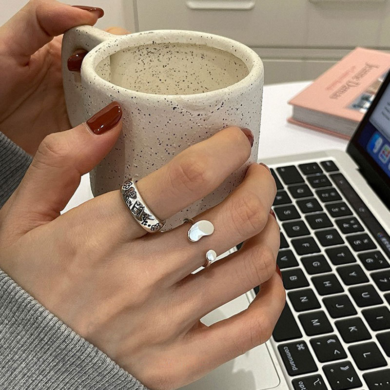 A Korean retro and niche design graffiti ring, a sweet and cool style for women on Instagram, fashionable and versatile, with an adjustable opening full figure