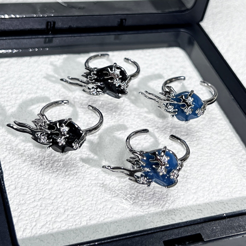 Trendy and individualistic irregular blue and black stone open ring for women, European and American punk high-end style neutral style index finger ring accessory Application Scenario
