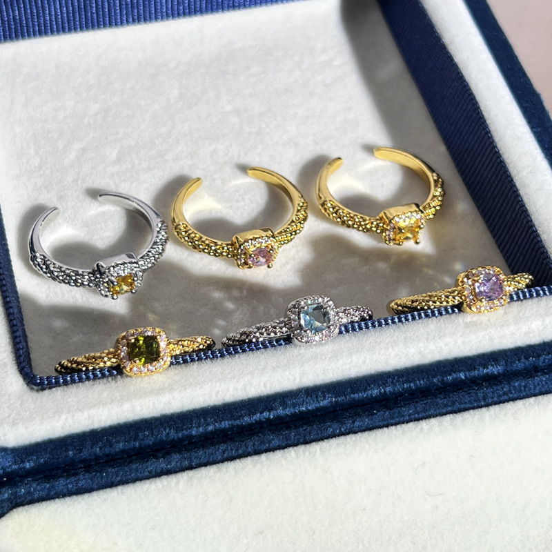 This sweet and cool, colorful, exquisite and niche design ring with a simple open design exudes a sense of sophistication for women and is a versatile and unique ring Application Scenario