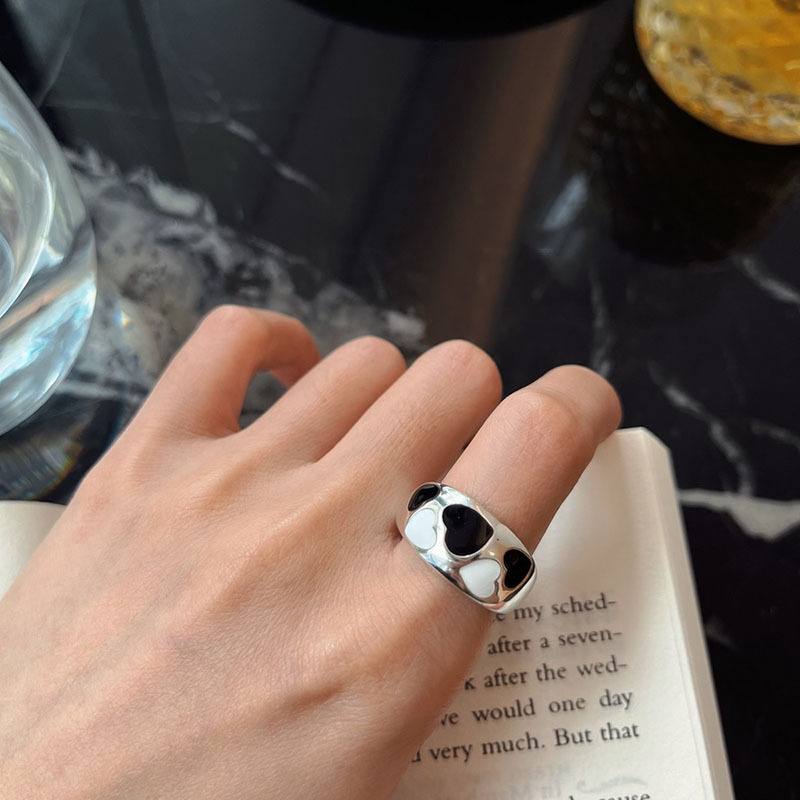 A black and white heart-shaped ring for women on Instagram, a niche design with a high-end feel. The opening is adjustable. A new trend full figure