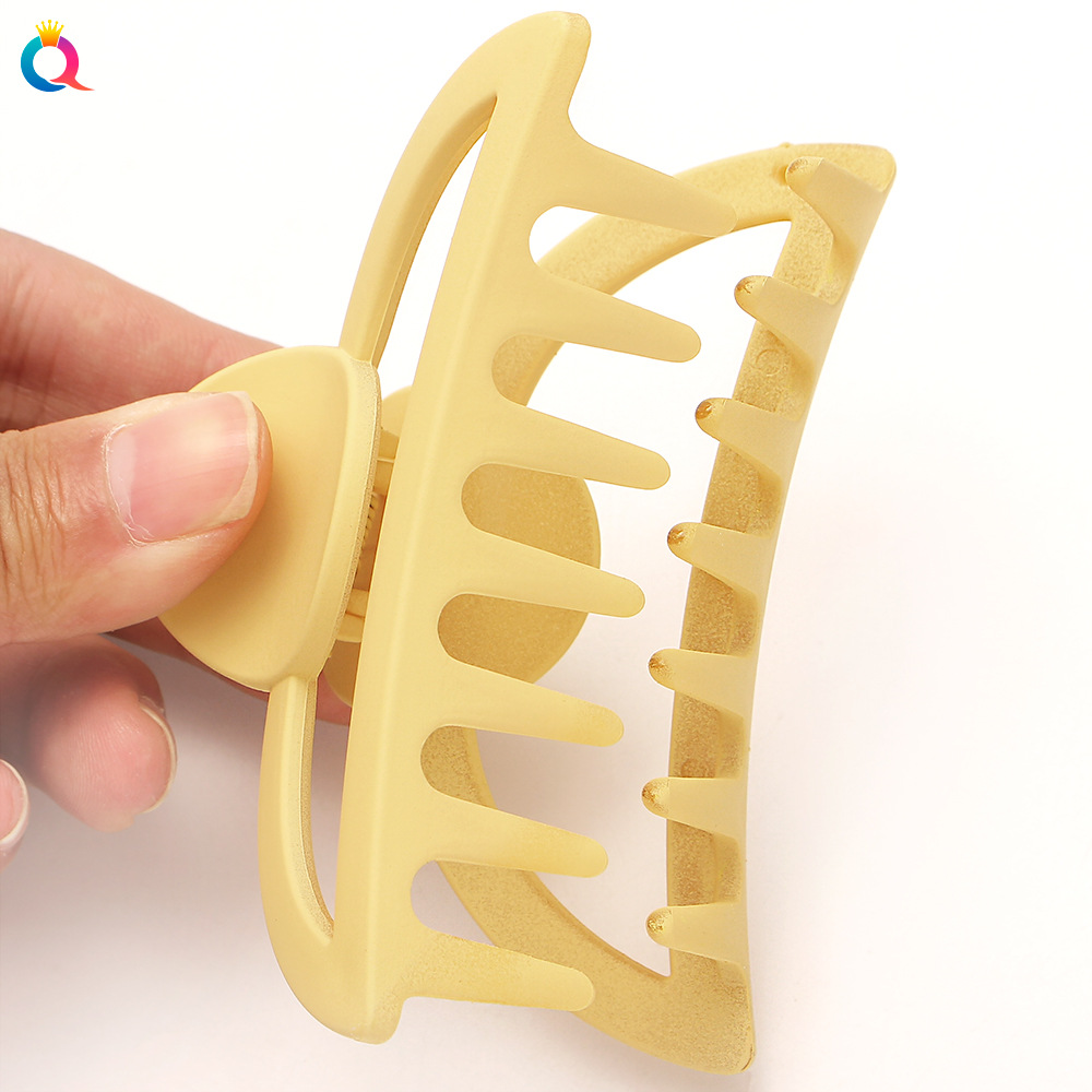 Qiyue Korean version cream-colored updo hairpin, sweet and versatile, a girl's back head clip shark clip hair accessory Application Scenario