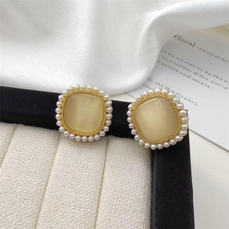 Pearl stud earrings for women, a light luxury and high-end look, grand cross-shaped earrings, elegant and versatile earrings for Internet celebrities, wholesale Application Scenario