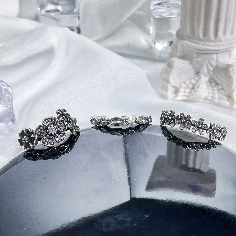 A retro and aged Japanese and Korean flower diamond-encrusted open-mouth ring for women, a trendy and fashionable, versatile, and niche design ring on Instagram details Picture