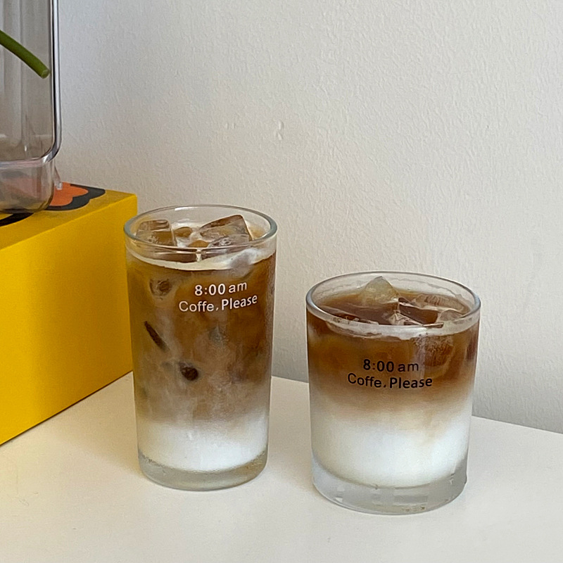 Busy making my own breakfast at 8 o 'clock, I have coffee with English letters, a coffee glass cup, a large-capacity water cup and an American milk cup full figure