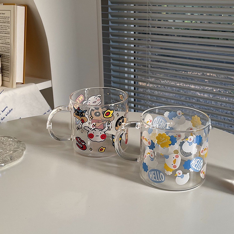 Japanese cartoon printed crayon Shin-chan glass cup, cute heat-resistant milk cup, handle water cup, hello duck details Picture