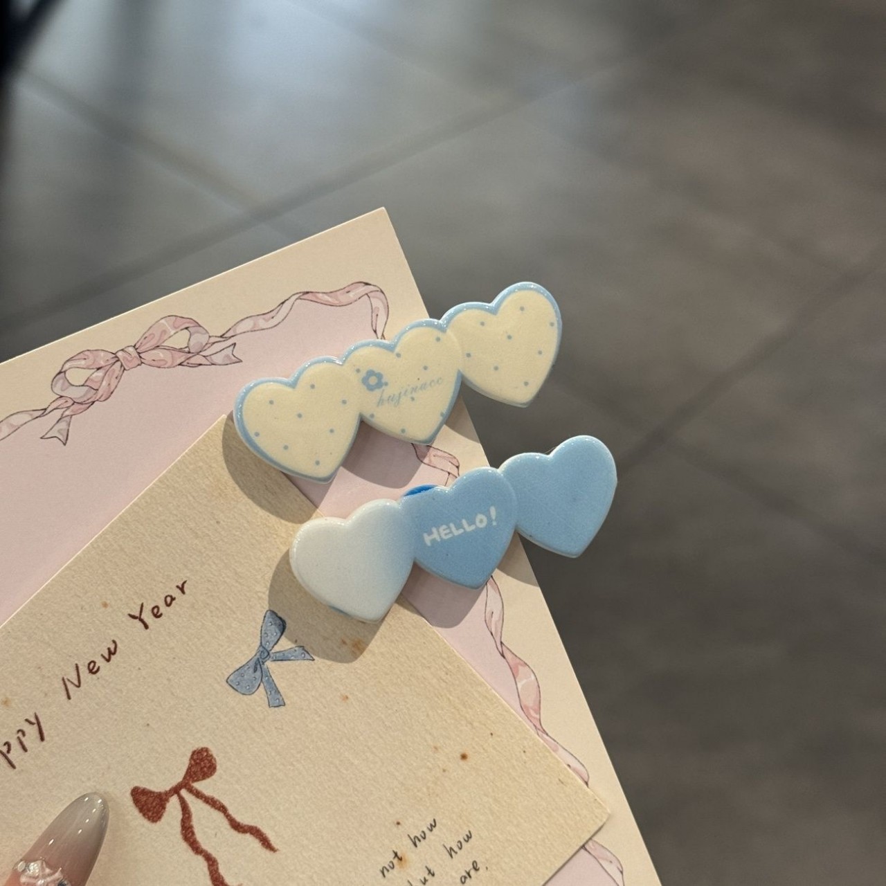 The gradient fishbone hair clip is a cute and heart-shaped apple-shaped girl with a fresh and innocent side clip. It's a versatile hair clip for spring and summer Application Scenario