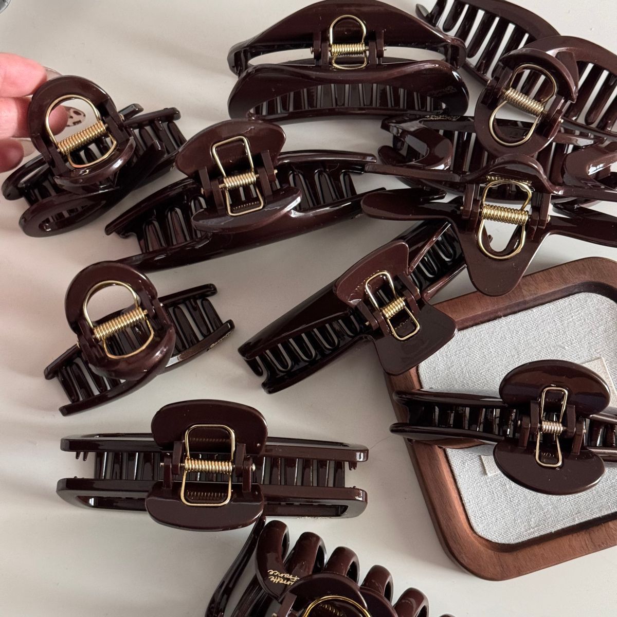 Chocolate-colored letter gold label patch clip, elegant hair clip, high-end gentle updo, shark clip hair accessory Specification drawing