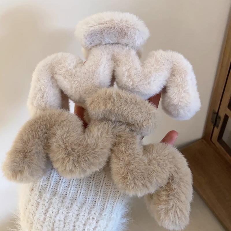 Imitation rabbit fur M letter plush clip, hair clip, women's scratch-off clip, extra-large hair volume, multiple curls, shark clip, ins high-end feel details Picture