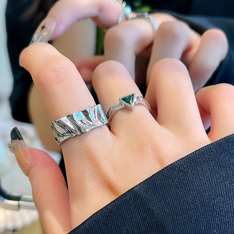 A simple pleated triangular zircon ring with a fashionable and high-end touch, a trendy and cool 2023 new style index ring Specification drawing