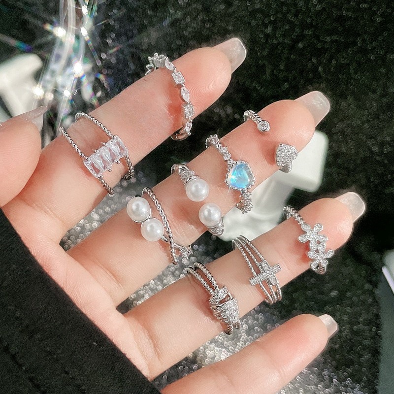 This delicate and exquisite, simple open ring with a twist pattern is a niche Instagram-style, light luxury and high-end ring trend for women full figure