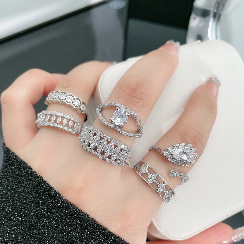 The hollowed-out design, intricately interlaced zirconia ring, exudes a sense of high-end sophistication, is fashionable and versatile, and is sweet and cool details Picture