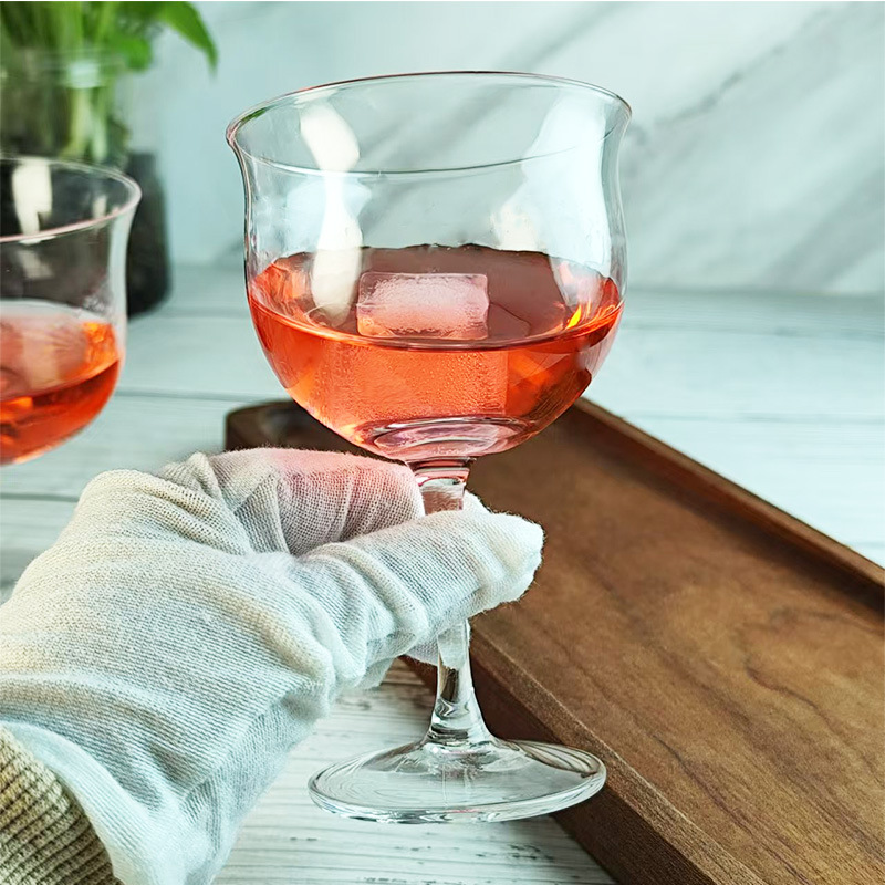 Niche retro glass cups, Instagram-style high-footed wide-mouthed specially mixed drink cocktail cups, bar cold drink sparkling wine glasses Application Scenario