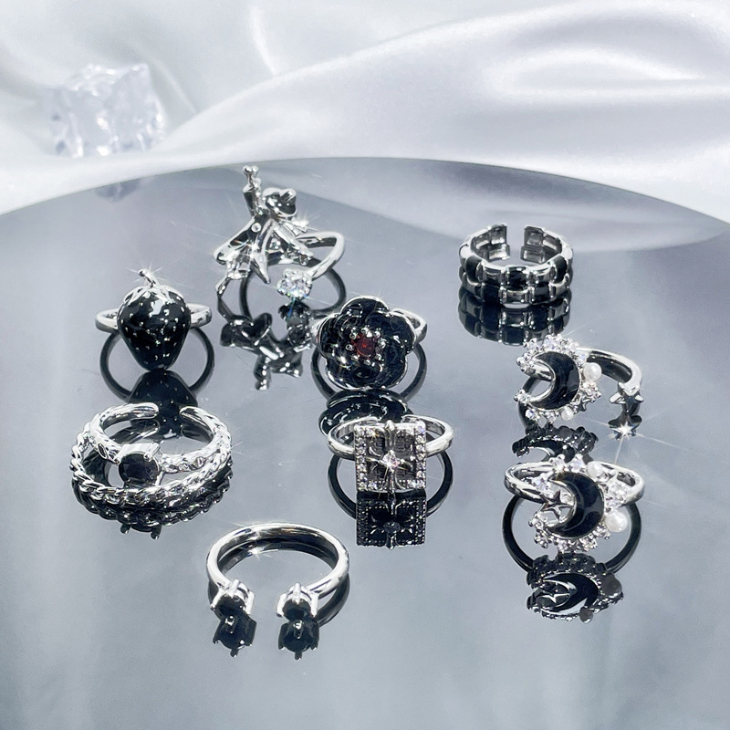 This is a dark and stylish open-top ring with a unique European and American style. It is a fashionable and light luxury index ring for women on Instagram Specification drawing