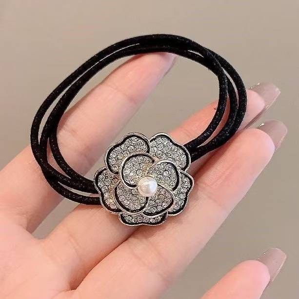 French-style camellia hair tie, black high-end ponytail, elegant headwear, high-elasticity bun hair tie Application Scenario