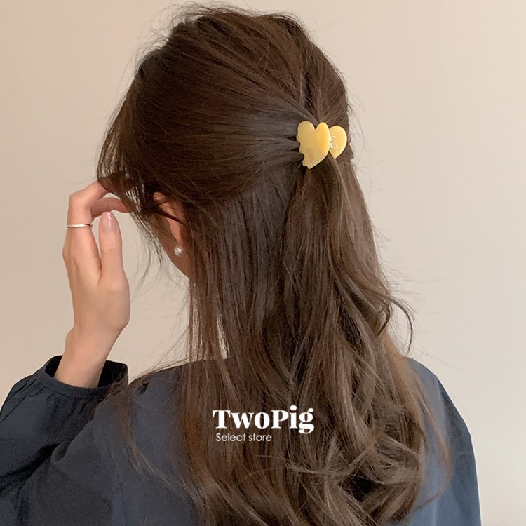 france Heart-shaped candy-colored hair clip, small acetate, sweet and cute style, bangs, side clipper hair accessory Application Scenario