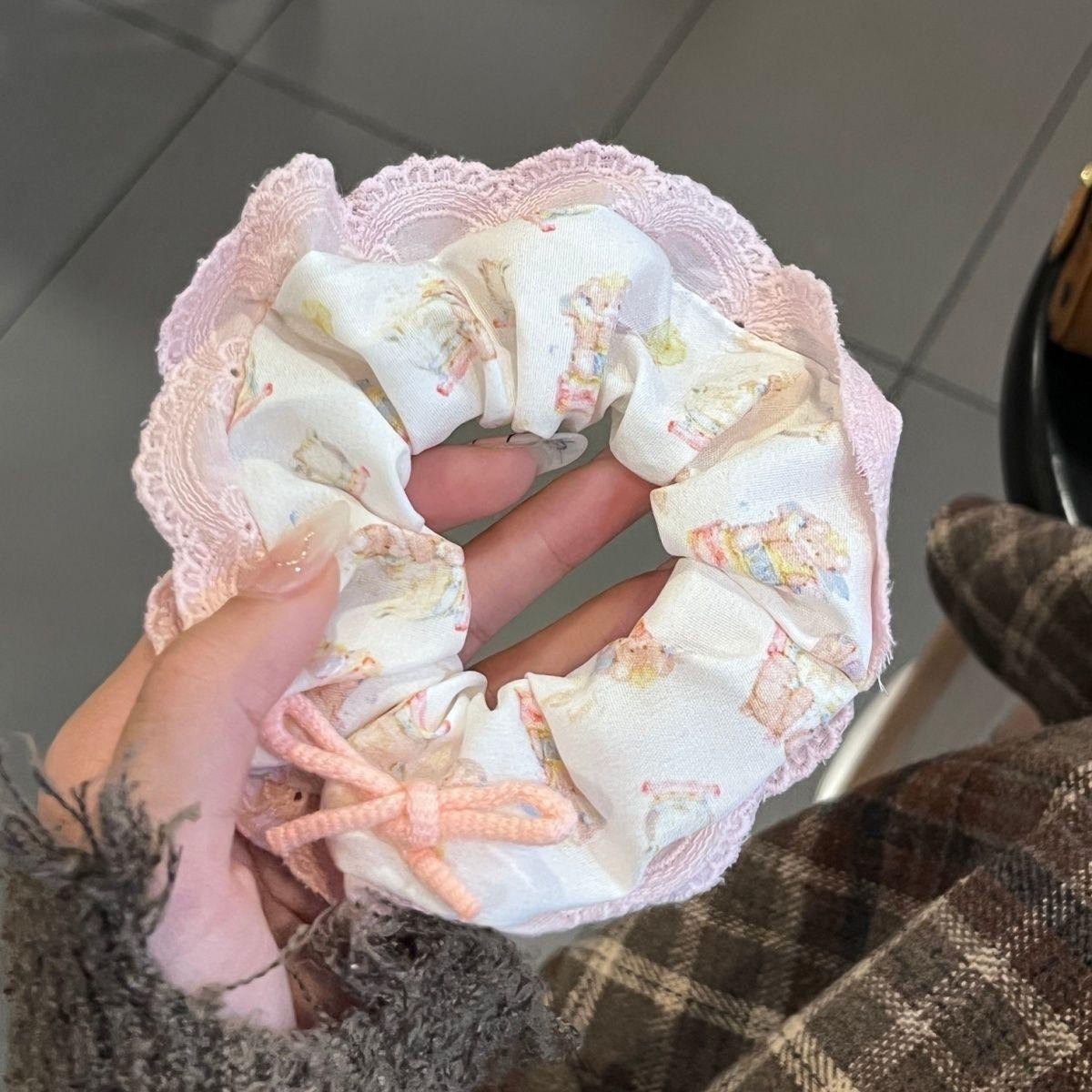 Ruth's same British college style blue checkered hair band on Instagram, versatile and stylish French retro lace large intestine circle Application Scenario