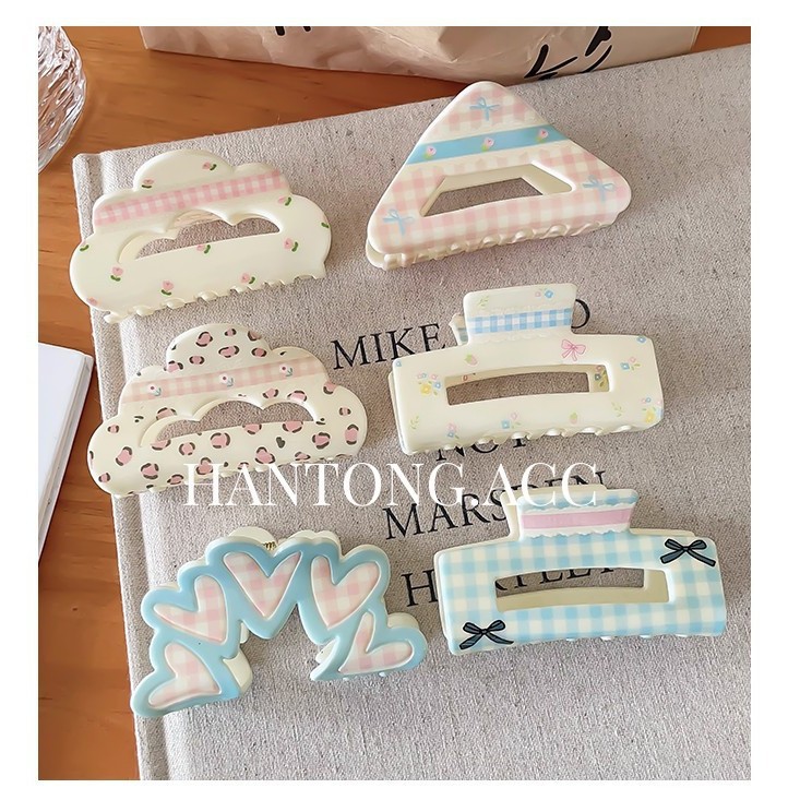 A new Korean-style cute girl with a bow floral checkered pattern, sweet and elegant shark clip, and a high-end shark clip hair accessory full figure