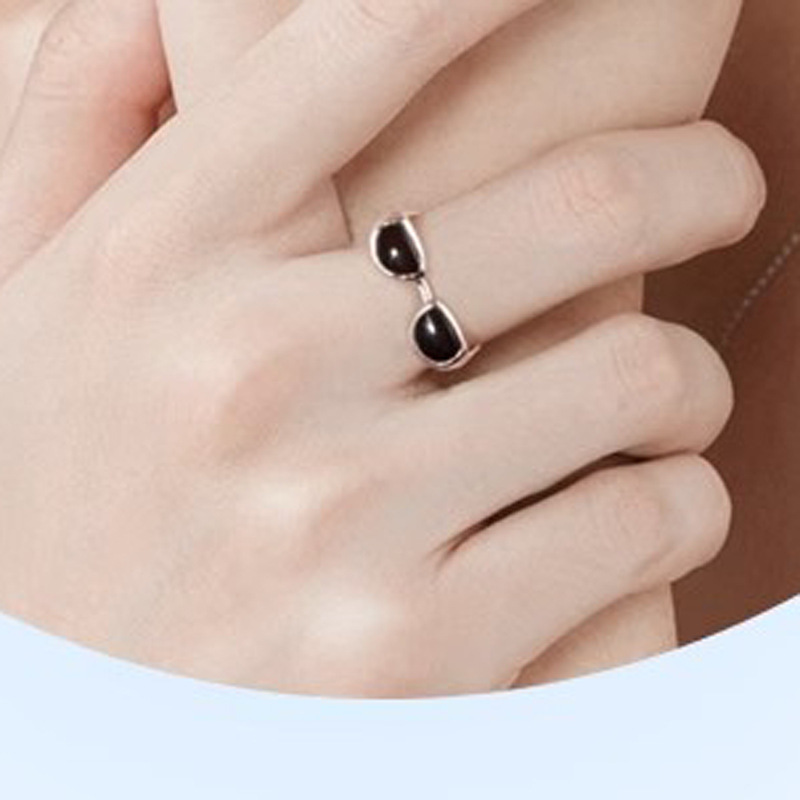 The ring is a niche design for women with a high-end feel. The sunglasses are a trendy and unique open-mouth ring that is exquisite, fashionable and versatile details Picture