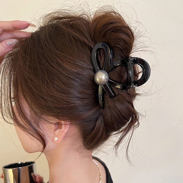 The clip is not large, but it's easy to hold. High-end cross-pearl clip for women, 2025 new style, back of the head hair clip, shark clip full figure