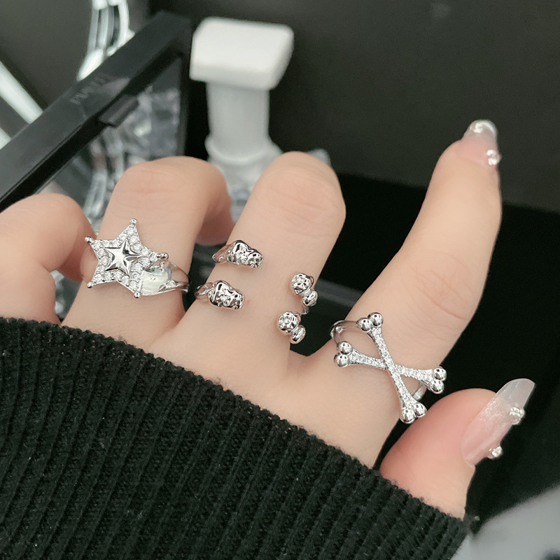 A retro and fashionable open-top ring with a simple and unadorned Japanese and Korean style, featuring a star-shaped cross geometry and an irregular temperament details Picture