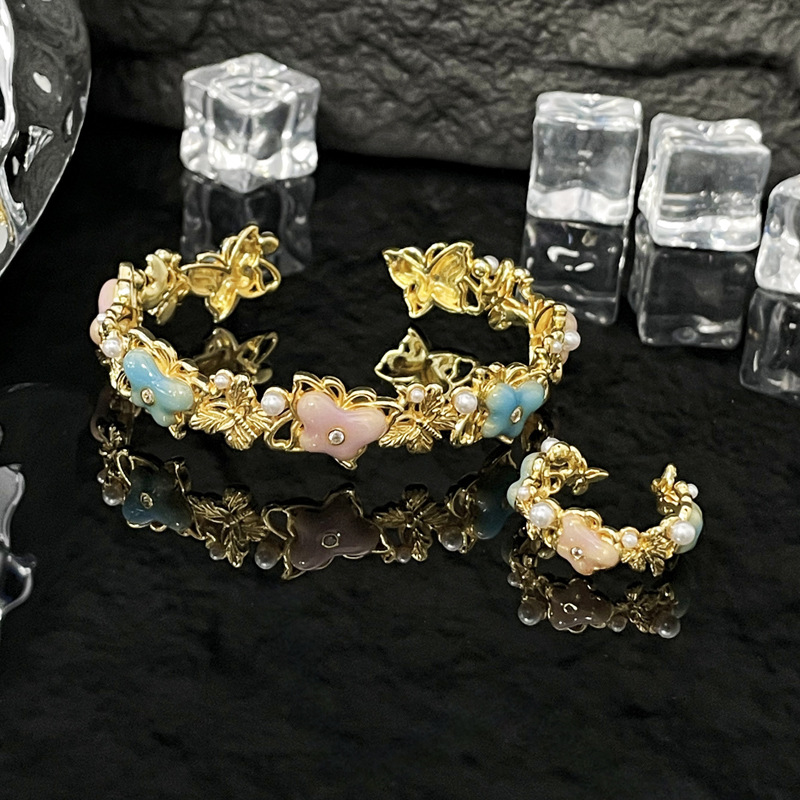 The new Chinese-style butterfly girl's hollowed-out sweet and cool pink shell petal open ring bracelet set is fashionable, elegant and high-end Application Scenario