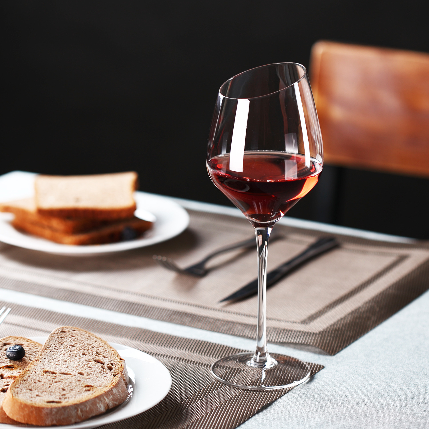 European-style transparent glass wine glasses, wine glasses, highball glasses, champagne glasses, creative light feather slanted lipstick wine glasses details Picture