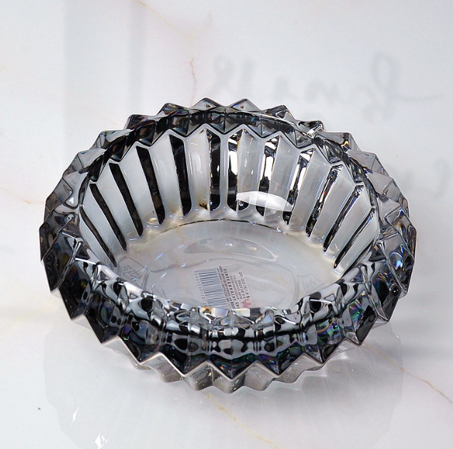 European-style crystal glass gear large round ashtray for home living room coffee table, light luxury ashtray, Nordic ins style Application Scenario