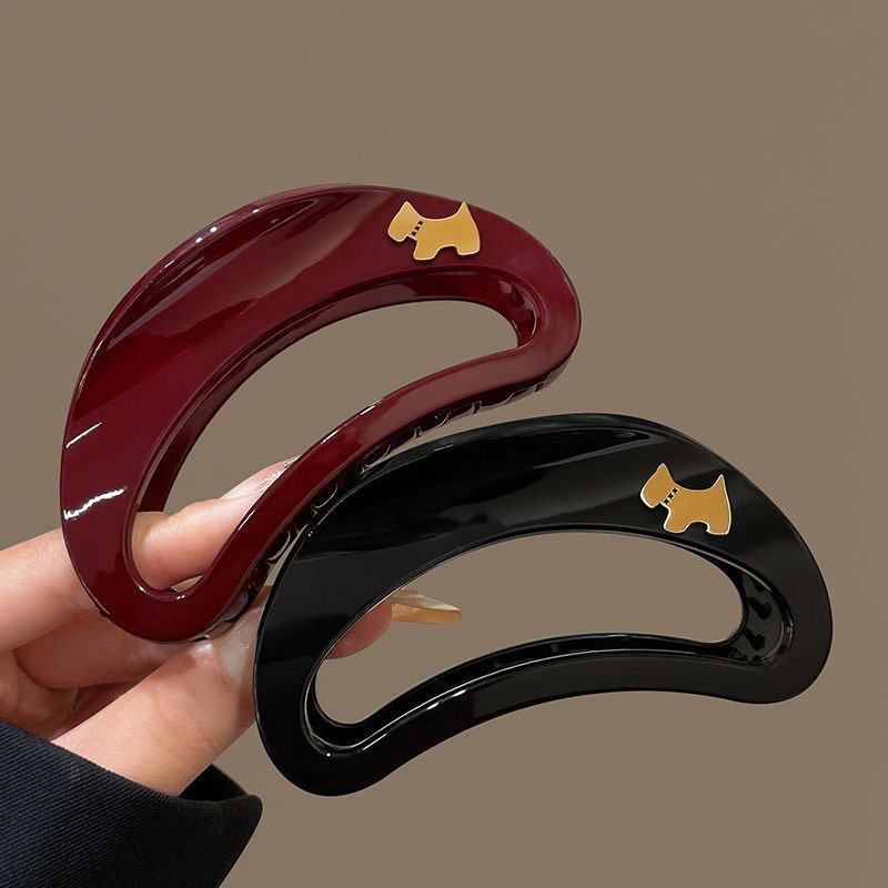 Ankela red headwear, the same style as Bai Baihe's red crescent claw clip, with a high-end feel, large hair volume, and shark clip hairpin Application Scenario