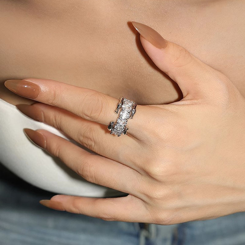 A niche design with a unique and cool style, a detachable open ring for layering, and a high-end full-diamond zircon index finger ring that can be adjusted for women Application Scenario
