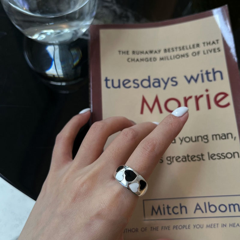 A black and white heart-shaped ring for women on Instagram, a niche design with a high-end feel. The opening is adjustable. A new trend Application Scenario