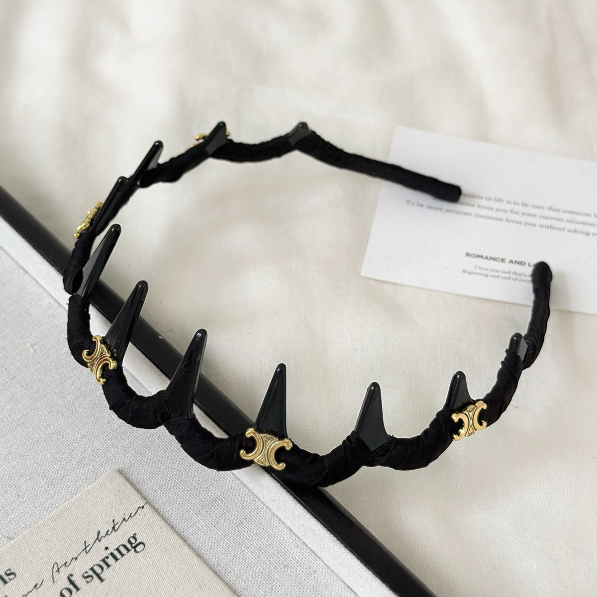 High-end Arc de Triomphe black headband with teeth, anti-slip, women's summer daily wear headband headwear 2025 new style details Picture