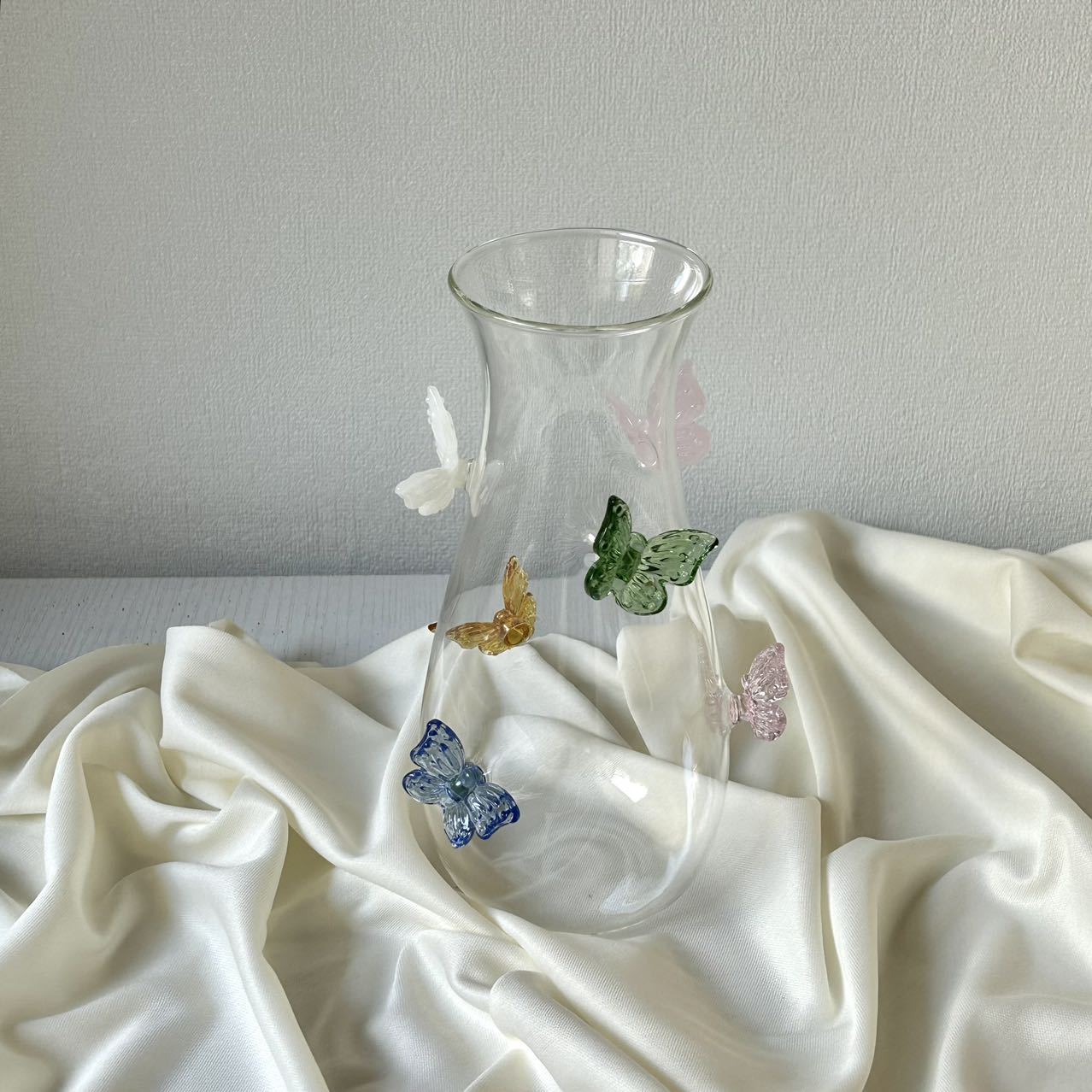 A niche internet-famous glass vase for the living room table, an Instagram dried flower arrangement, a high-quality appearance butterfly vase details Picture