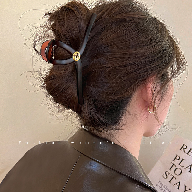 Large tortoiseshell gold label letter grabber women's 2025 new high-end and elegant updo shark hairpin headwear full figure
