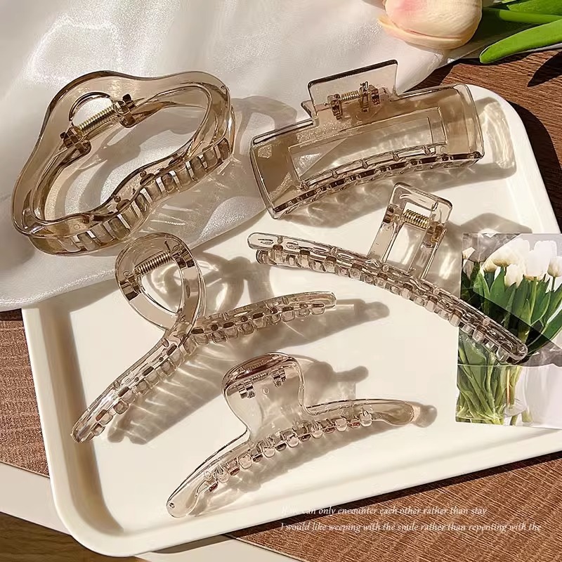 A new high-end Korean hair accessory with a transparent tea-gray color, featuring an extremely simple scratch-off clip and a stylish shark clip at the back of the head full figure