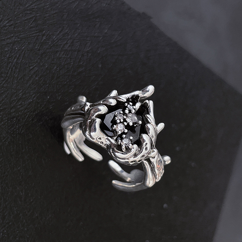 A black zircon ring with a cold and unique style for women on Instagram. It features a dark heart-shaped texture with an open design, which is a light luxury and niche design Specification drawing