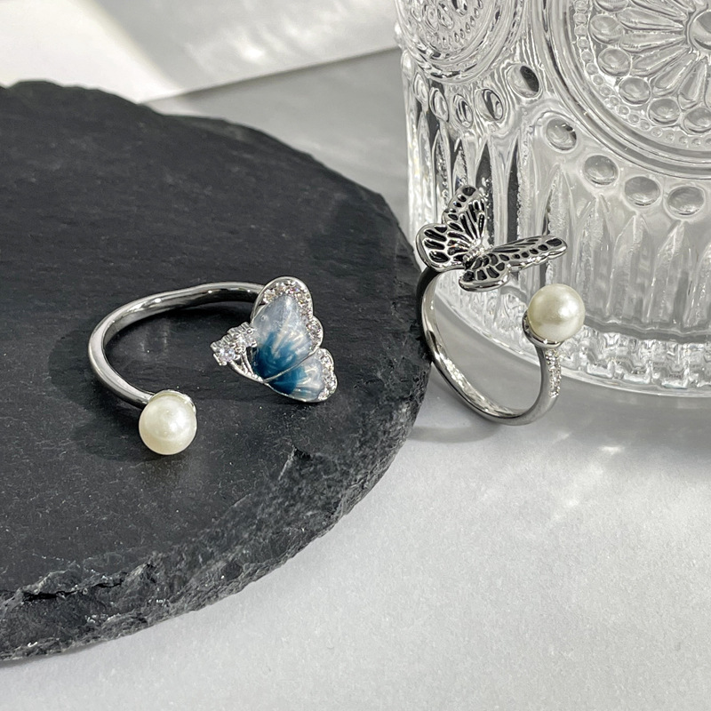 Sweet and cool gradient ice blue butterfly open ring for women, a new Chinese-style retro niche drip glaze pearl fashionable and elegant ring Application Scenario
