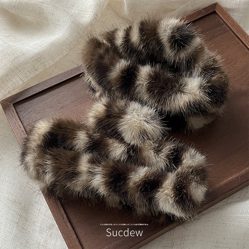 Plush leopard print hair clips, French retro fur scratch clips, women's spring and summer high-end shark clips, large hair clips and hair accessories details Picture