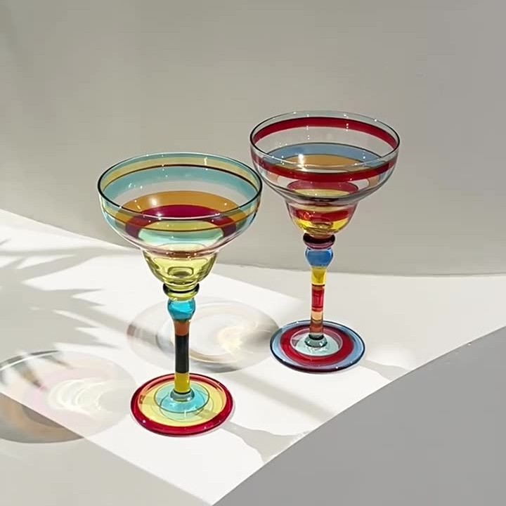 Hand-painted personalized and creative wine glasses, Marguerite cups, painted crystal glass cups, triangular cups, tall glasses, bars and home furnishings Specification drawing