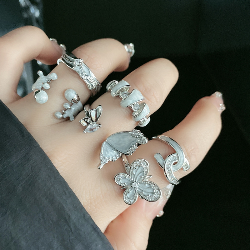 This exquisite and elegant butterfly drop glaze ring exudes a sweet, cool, and high-end vibe. It is a light luxury, fashionable, versatile, and trendy accessory full figure