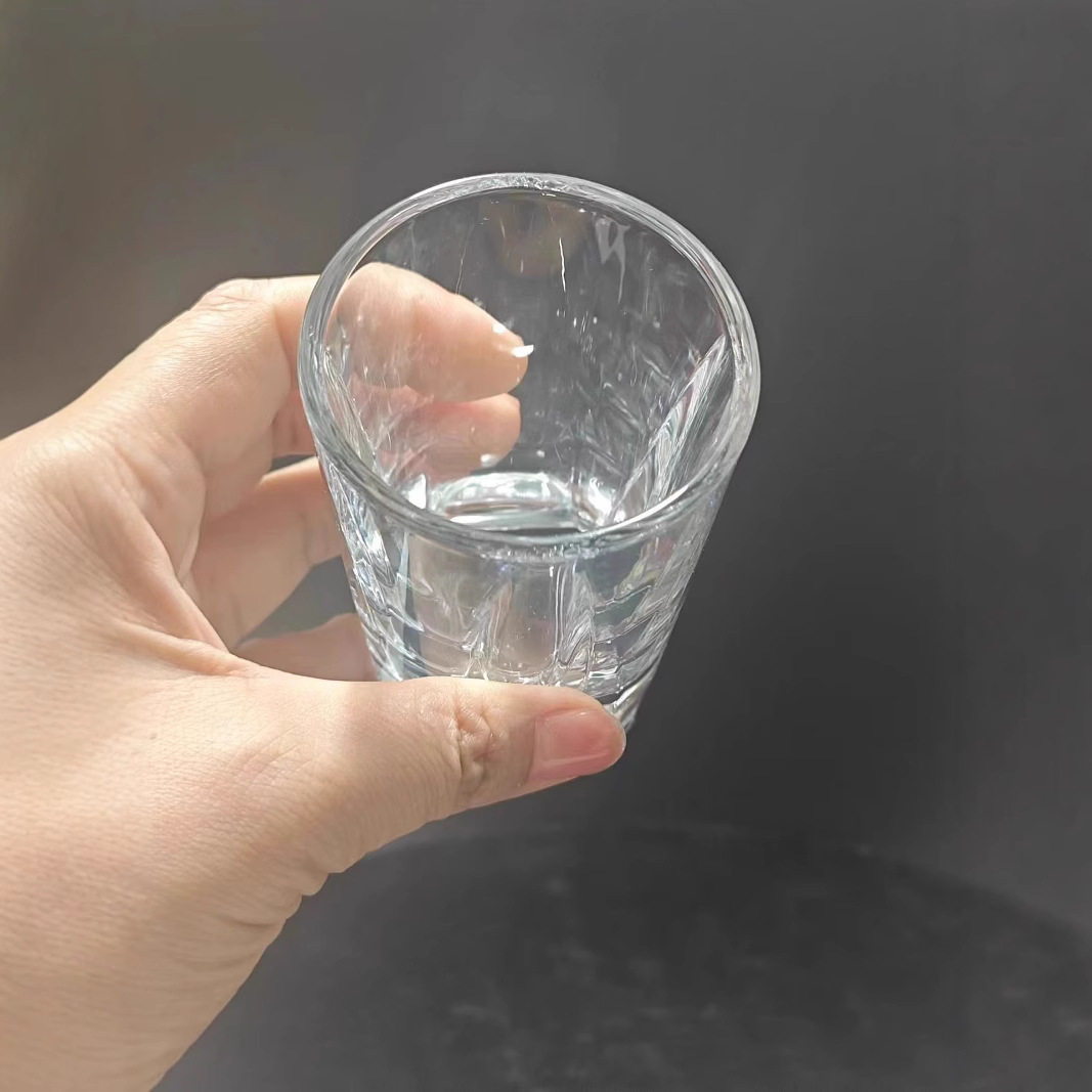 Small glass wine glasses, one-mouth cups, two-liang white spirit cups, thickened high-end spirits cups, foreign wine glasses, drinking cups, household wine utensils Application Scenario
