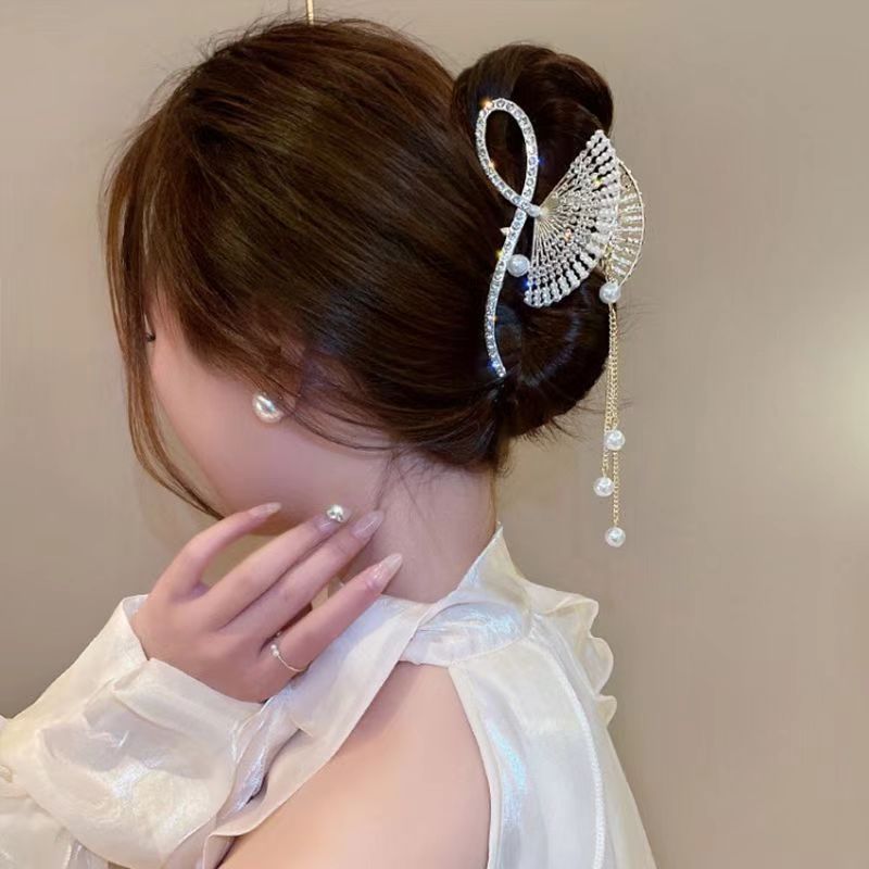 Internet-famous best-selling tassel claw clips, crystal diamond-encrusted tassel hair clips, ins fashion updo hair, shark clips, claw clips, hair accessories for women Application Scenario