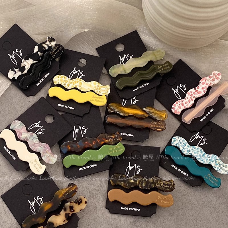 Two Korean small gold label bangs hair clips for women's forehead, elegant hair clips and headwear, 2025 new style elegant duckbill clips Application Scenario